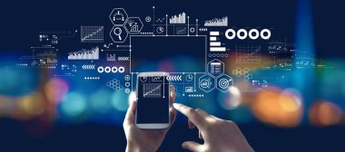 Geceleri şehirde akıllı telefon kullanan biriyle pazarlama kavramı