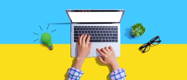 Dizüstü bilgisayarı olan yeşil ampul - düz yatıyordu