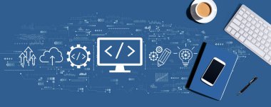 Bilgisayar klavyesi ve ofis ögeleri ile web geliştirme kavramı