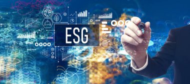 ESG - Bokeh neon ışıklı arka planda iş adamıyla Çevre, Sosyal ve Yönetim kavramı, şehrin arka planında yer alıyor