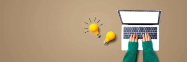 Dizüstü bilgisayar ve ampuller kullanan kişi - düz konum