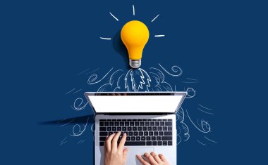 Fikir ampulü, dizüstü bilgisayardan fırlayan bir roket gibi gökyüzüne doğru uçuyordu.
