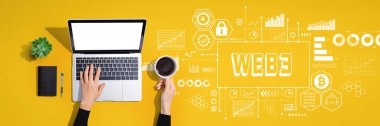 Bir dizüstü bilgisayar kullanan kişi ile Web3 teması