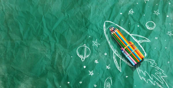 Powrót Tematu Szkoły Ręcznie Rysowane Rakiety Kolorowe Ołówki Pogniecione Tło — Zdjęcie stockowe