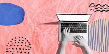 Dizüstü bilgisayar kullanan kişi - buruşmuş kağıt arkaplan