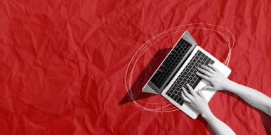 Dizüstü bilgisayar kullanan kişi - buruşmuş kağıt arkaplan