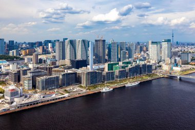 Minato City, Tokyo, Japonya 'daki Odaiba Limanı' nın havadan görüntüsü