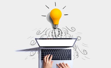 Fikir ampulü, dizüstü bilgisayardan fırlayan bir roket gibi gökyüzüne doğru uçuyordu.