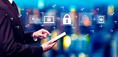 Geceleri bir tablet bilgisayar kullanan işadamı ile internet ağı güvenliği kavramı