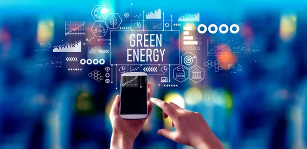 Koncepcja Zielonej Energii Osobą Korzystającą Smartfona Mieście Nocy — Zdjęcie stockowe