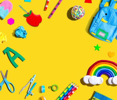 Gökkuşağı manzaralı okul malzemeleri düz yerde yatıyordu.