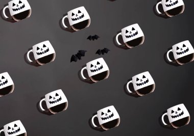 Cadılar Bayramı kupaları koleksiyonu düz bir görünüm üzerinde yatıyordu