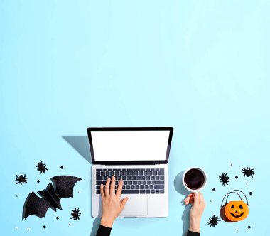 Bir dizüstü bilgisayar kullanarak Cadılar Bayramı süslemeleri - düz görünüm yatıyordu