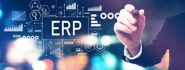 ERP - Gece bulanık şehir ışıklarında bir iş adamıyla Atılgan kaynak planlama teması