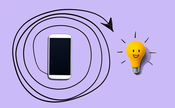創造性 インスピレーション 軽い電球とスマートフォンのアイデアコンセプト フラットレイ — ストック写真