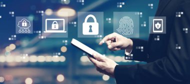 Bir tablet bilgisayar kullanarak iş adamı ile internet ağı güvenliği kavramı