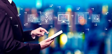 Gece vakti bir tablet bilgisayar kullanarak iş adamlarıyla kripto para birimi fintech teması