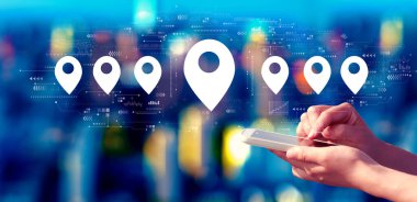 Bir şehirde gece akıllı telefon kullanan kişi ile harita şifresi kavramı