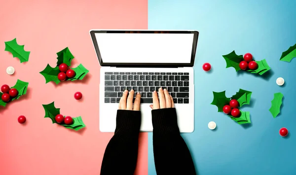 Πρόσωπο Που Χρησιμοποιεί Φορητό Υπολογιστή Χριστουγεννιάτικα Μούρα Holly Από Ψηλά — Φωτογραφία Αρχείου