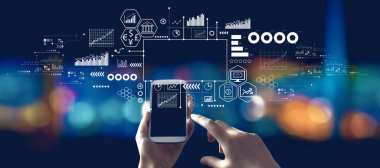 Geceleri şehirde akıllı telefon kullanan biriyle Fintech teması