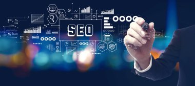 SEO - Arama Motoru optimizasyon teması Bir iş adamıyla geceleyin