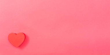 Pembe bir arka planda kalp hediye kutusu