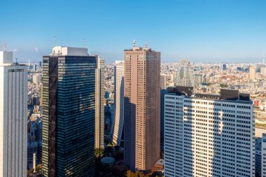 Gökdelenler Nishi-Shinjuku, Tokyo, Japonya 'nın üzerinde yükseliyor.