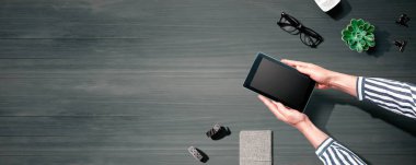 Yukarıdan tablet bilgisayar kullanan bir kadın