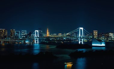 Tokyo Körfezi 'nde Gökkuşağı Köprüsü, Odaiba, Tokyo, Japonya ile geceleyin