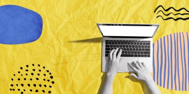 Dizüstü bilgisayar kullanan kişi - buruşmuş kağıt arkaplan