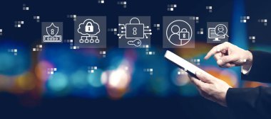 Gece tablet bilgisayar kullanan bir iş adamıyla veri güvenliği kavramı