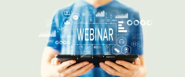 Tablet bilgisayar kullanan bir delikanlının giydiği tema