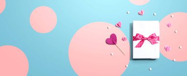 Sevgililer Günü ya da hediye kutusu ve kağıt kalplerle takdir teması