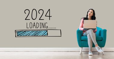 Yeni yıl 2024 'ü dizüstü bilgisayar kullanan genç bir kadınla yüklemek