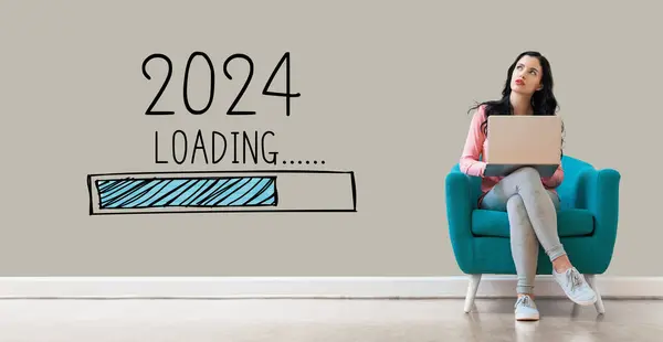 Загрузка Нового 2024 Года Молодой Женщиной Помощью Ноутбука Стоковое Изображение