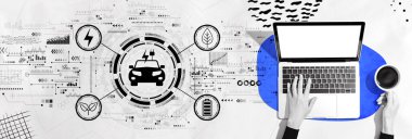 Bir dizüstü bilgisayar kullanan kişi ile EV kavramı