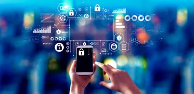 Geceleri şehirde akıllı telefon kullanan biriyle siber güvenlik teması