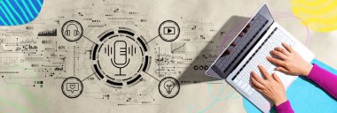 Dizüstü bilgisayar kullanan kişinin podcast temasıName