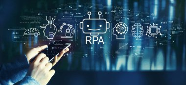 Akıllı telefon kullanan kişi ile Robotik Süreç Otomasyon RPA temasıName
