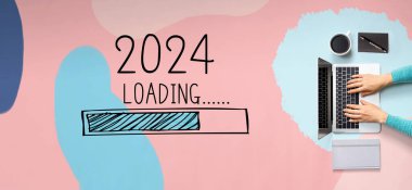 Yeni yıl 2024 dizüstü bilgisayar kullanan biriyle yükleniyor