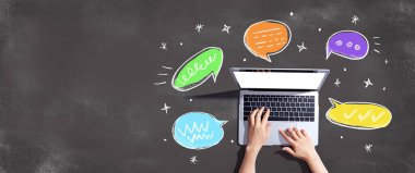 Konuşma baloncukları ve dizüstü bilgisayar