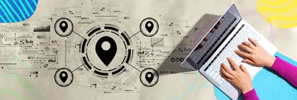 Kaart Pin Concept Met Persoon Met Behulp Van Een Laptop Stockfoto