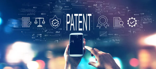 Patentkoncept Med Smartphone Suddiga Stadsljus Natten Royaltyfria Stockfoton