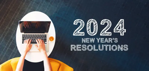 2024 Resoluciones Año Nuevo Con Persona Usando Portátil Una Mesa Imagen de archivo