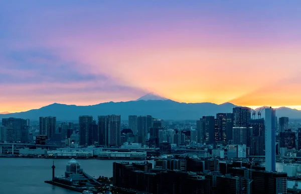 レアマウンテンシャドウで日没する東京から富士山の景色 — ストック写真