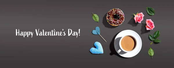 Valentinstag Botschaft Mit Einer Tasse Kaffee Und Einem Donut Flach lizenzfreie Stockbilder