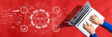 Dizüstü bilgisayar kullanan biriyle emlak teması