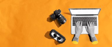 Yukarıdan SLR kamerası ve VR ile dizüstü bilgisayar