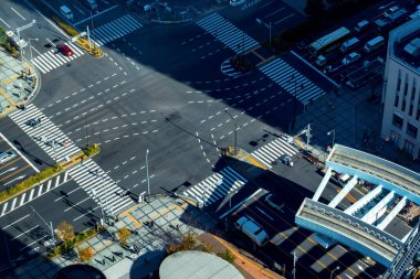 Toyosu, Tokyo, Japonya 'da trafik ve insanlarla dolu bir kavşak.