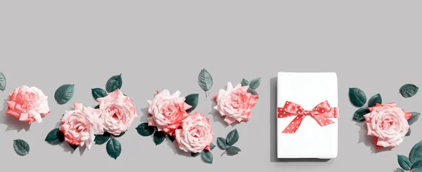 Подарункова Коробка Рожевими Трояндами Вигляд Зверху Плоский Стокове Фото